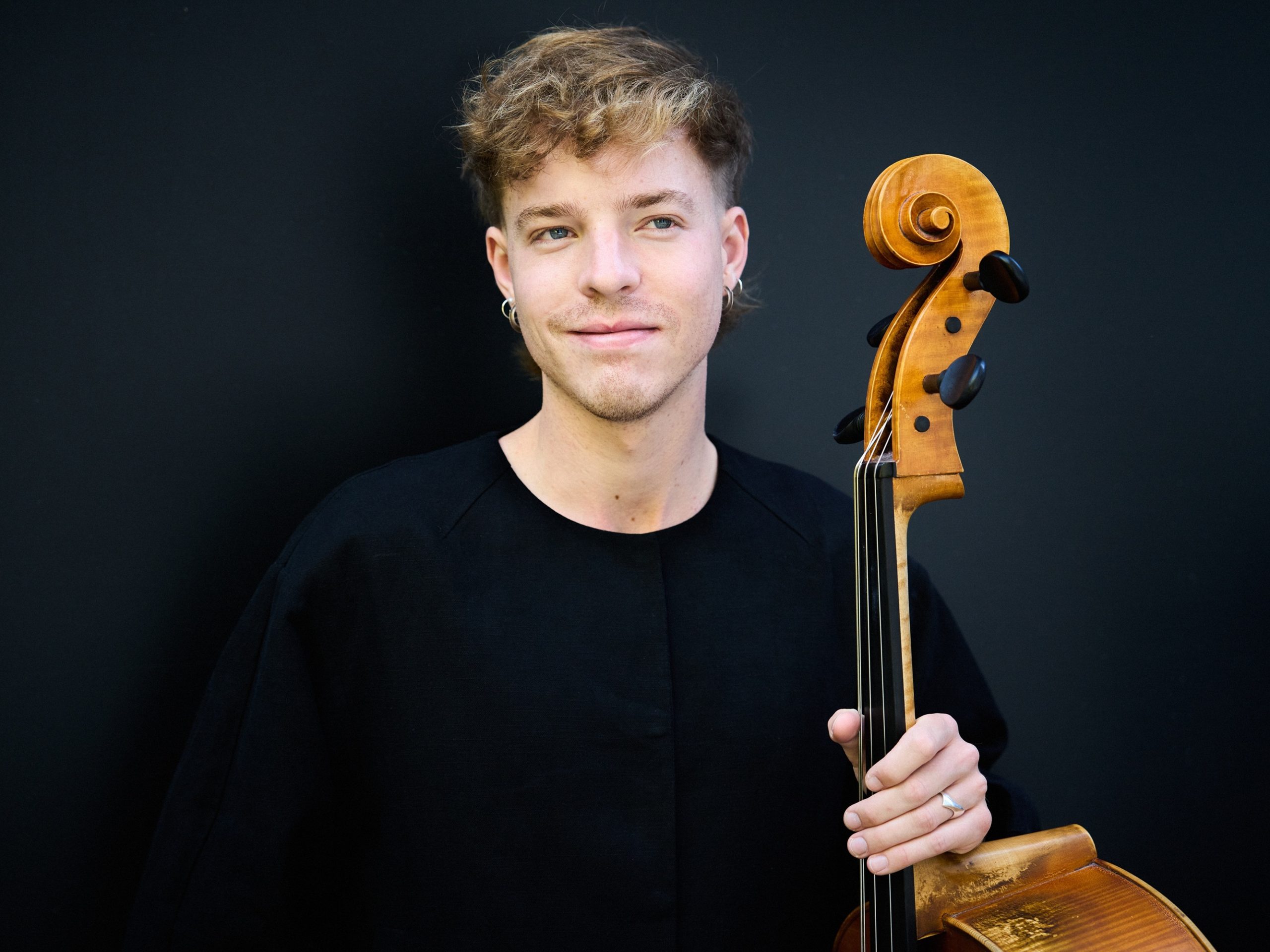 Foto des Künstlers James Morley mit Cello